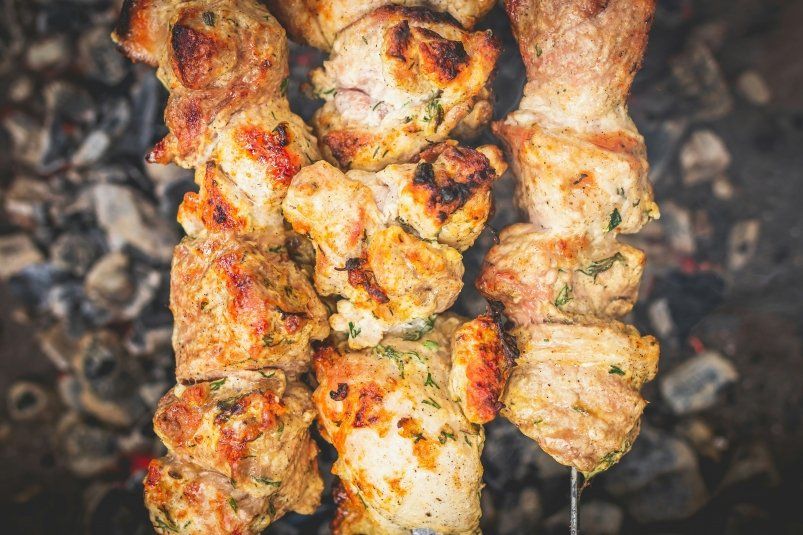 Шашлык с этим мясом — билет в гастроэнтерологию: медики бьют тревогу перед сезоном гриля