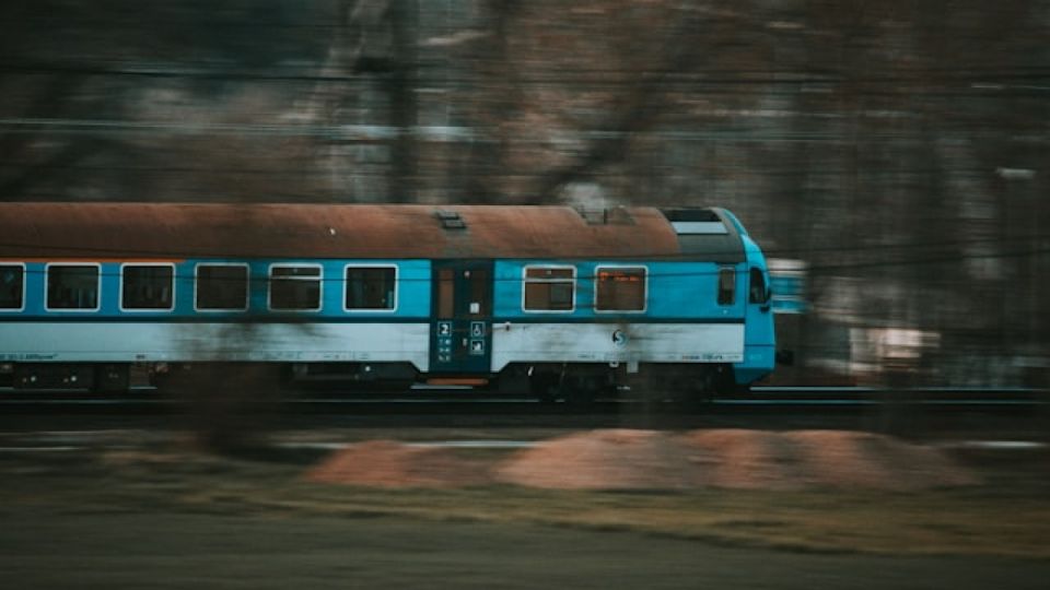 Спасаемся от скуки в поездах: 5 дел для долгой дороги — бесконечно есть вам надоест