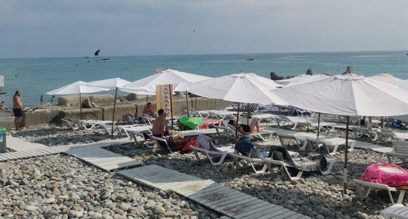 В воду нас не пускают, отпуск испорчен: на пляжах Анапы ввели полный запрет на купание в Черном море
