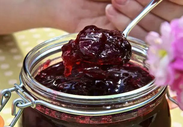 Готовлю сладкую заготовку из вишни на зиму — вкуснее варенья, а на всё про всё — полчаса