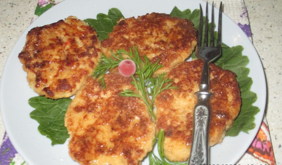 Куриные котлеты с секретом: как обжаренный лук превращает привычное в необычное