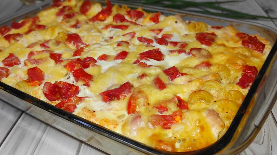 Легкий и аппетитный ужин: запеканка из макарон с курицей