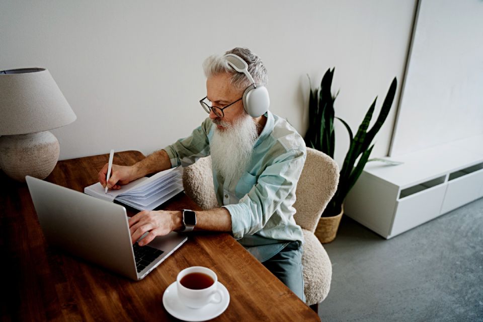 Как пенсионеру заработать в интернете: простые и эффективные способы