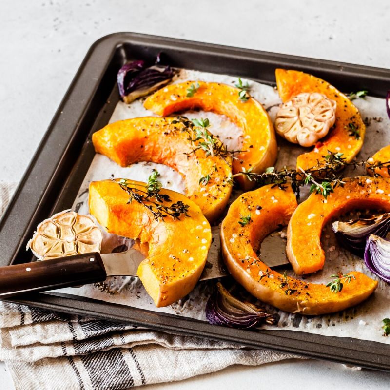 Тыквенные чудеса: запеченная тыква с корицей и маслом для уютного осеннего вечера