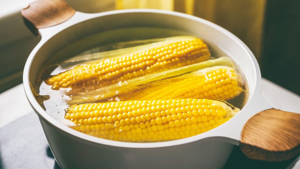 Не просто в воде: сварите кукурузу вот в чем, чтобы получилась нежной и сочной