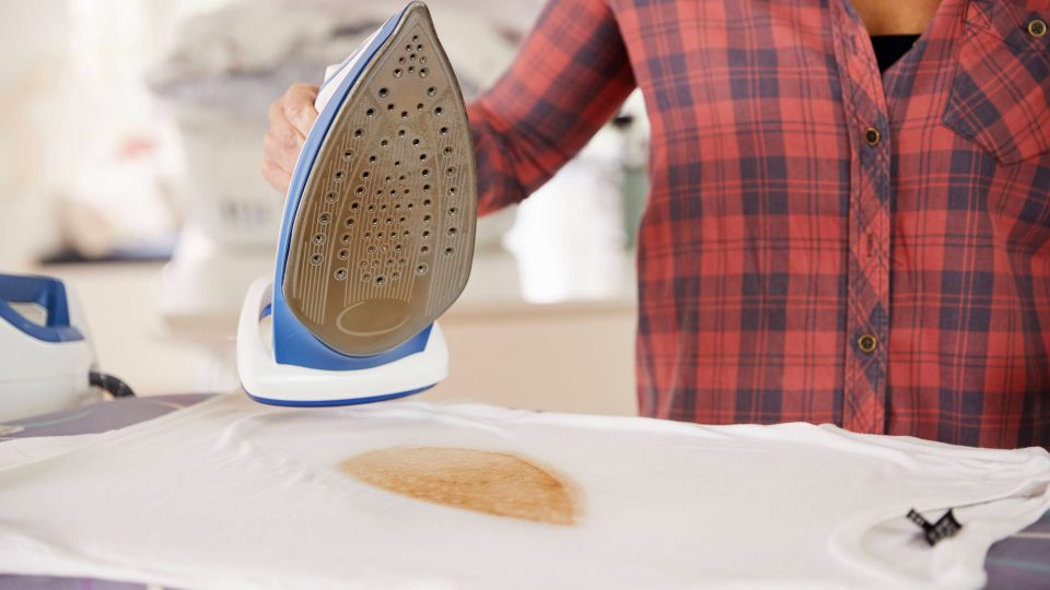 Обожженную утюгом вещь еще есть шанс спасти: помогут вовсе не сода и уксус