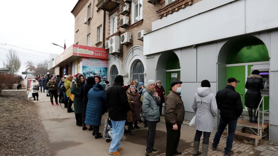 Наличка снова в моде: ответы на главные вопросы россиян о банковских картах и деньгах