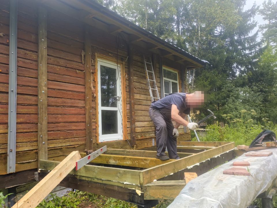Как молодая пара сэкономила 600 000 рублей на строительстве веранды за два дня