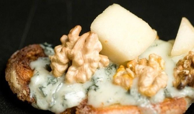 Брускетта с грушей, сыром и орехом