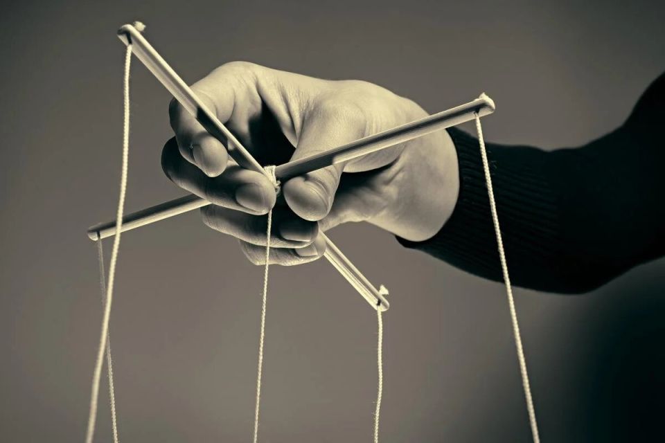 Как распознать манипулятора: 10 фраз, которые выдадут его хитрости