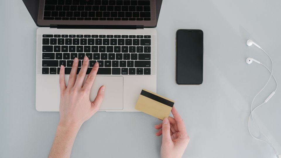 Женщина оправдала кражу банковской карты бывшего любовника: любопытное дело о компенсации морального вреда