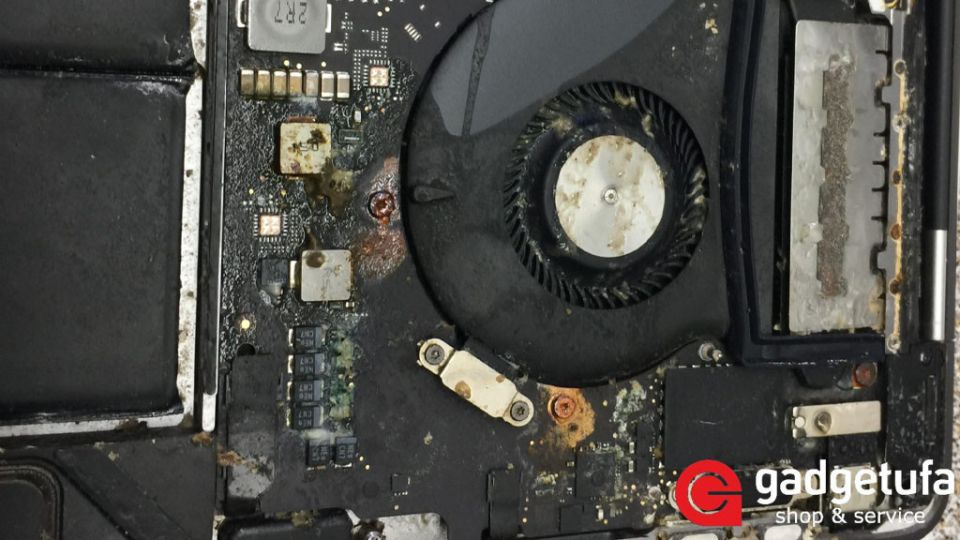 Что делать, если вода попала на MacBook: важные шаги по спасению устройства