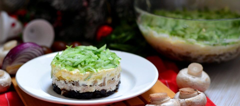 Куриный салат с черносливом: неожиданное сочетание для вашего стола