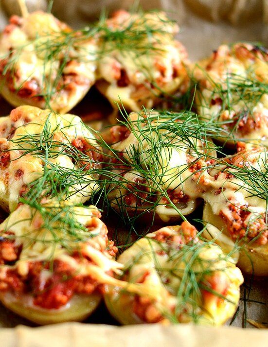 Фаршированный картофель в томатно-сырном соусе