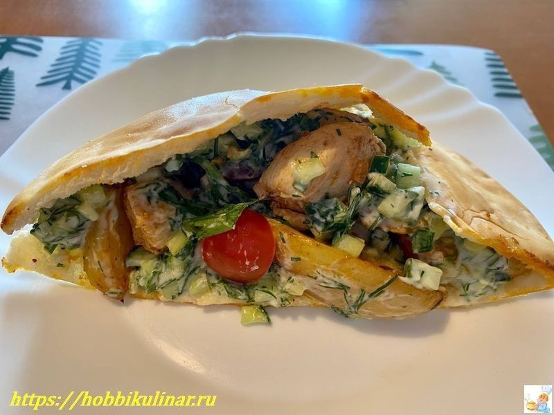 Пита с начинкой: погружение в атмосферу Греции с соусом дзадзыки