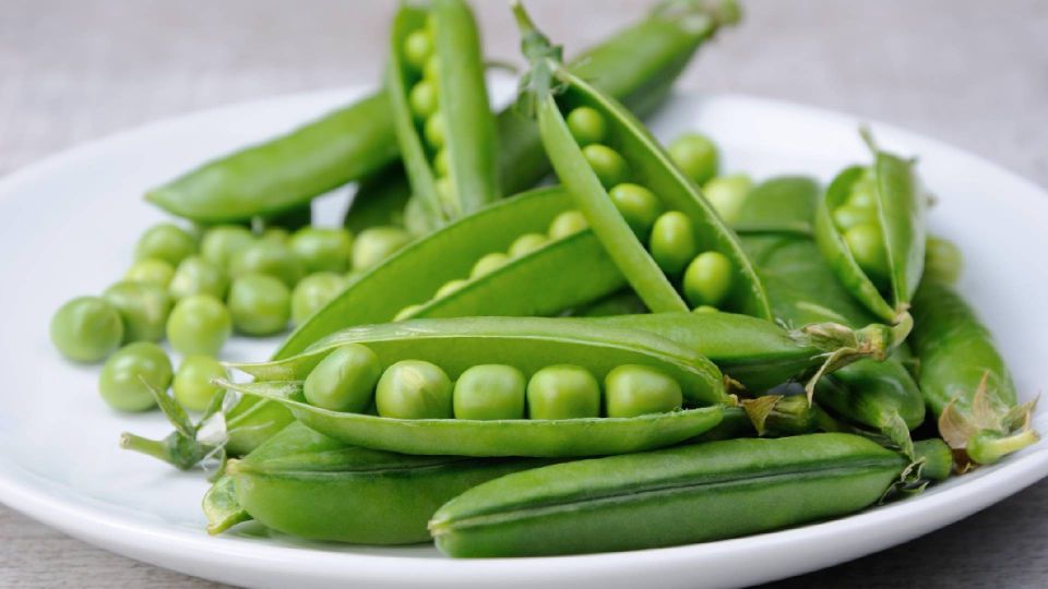 Не выбрасывайте несладкий зеленый горошек: вот как приготовить из него вкусный гарнир