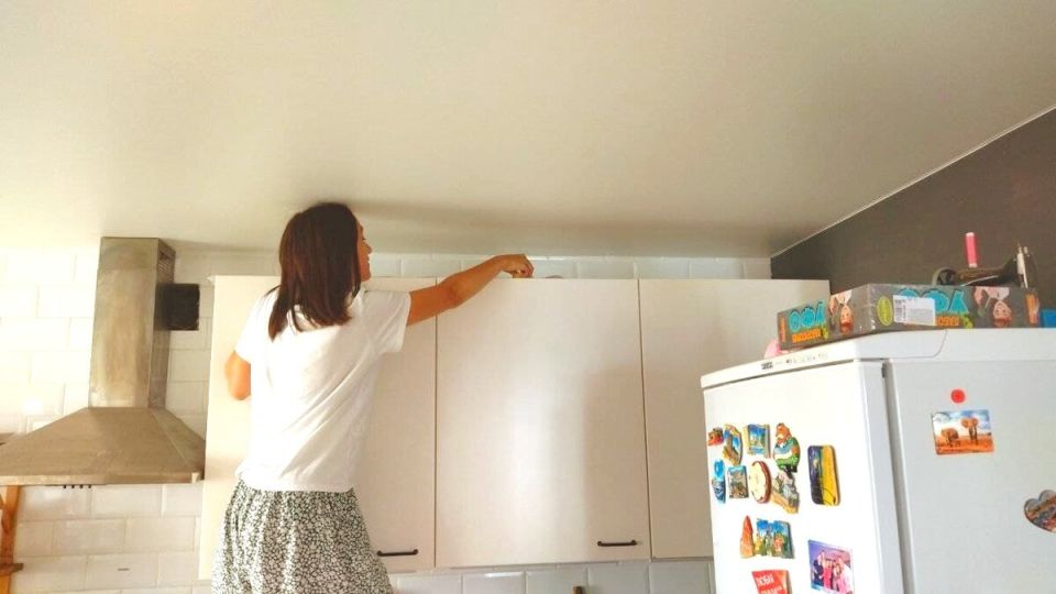 Непревзойденный способ очистки верхушек шкафов за считанные минуты