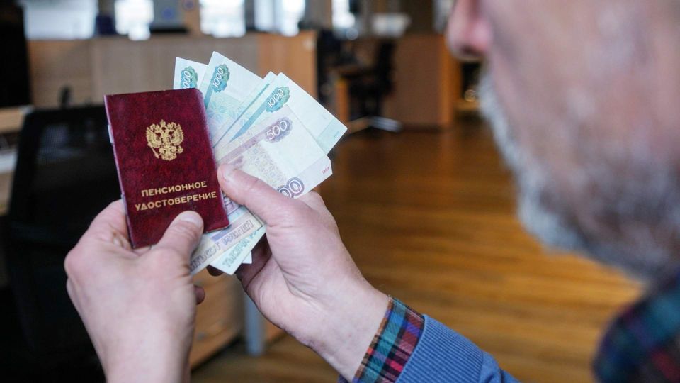 Судья на стороне пенсионеров: важное решение по индексации пенсий за выслугу лет