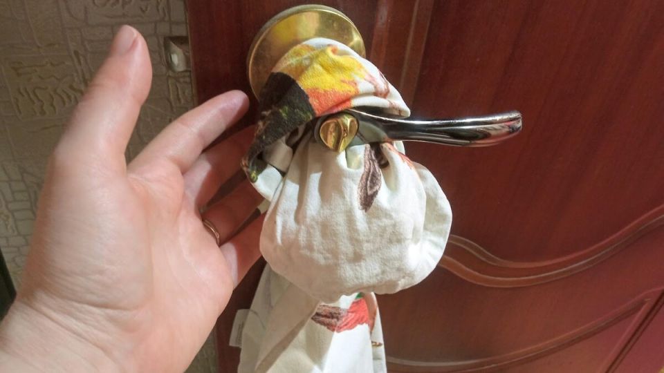 Как свежесть и уют гостевой комнаты зависят от мокрого полотенца на двери