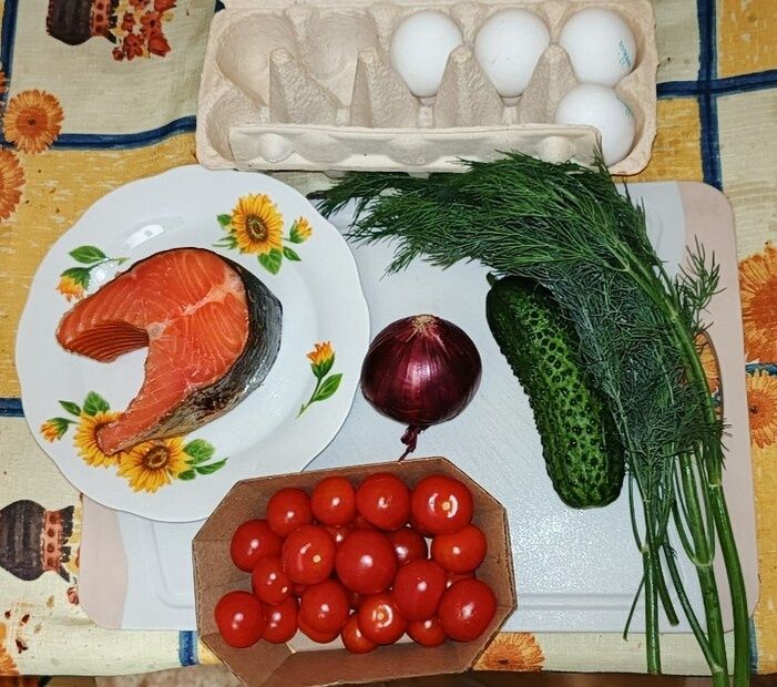 Салат с копченой рыбой и яйцами: простая новогодняя идея на стол