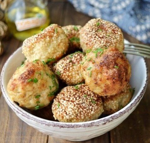 Мясные фрикадельки с баклажаном и кунжутом: спокойное решение для ужина