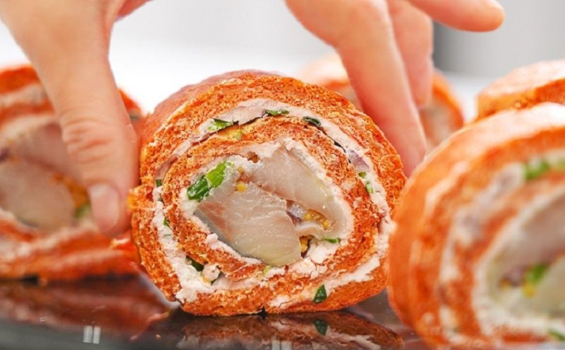 Новогодний рулет из селёдки и свёклы превращает привычное блюдо в стильную подачу