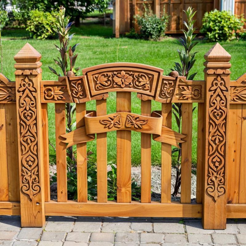 Деревянный резной забор как художественный акцент двора