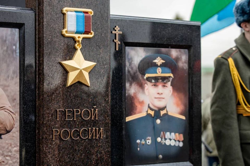 Сегодня мы вместе с ельчанами открыли памятник Герою России, участнику специальной военной операции, погибшему в бою, моему другу Никите Сёмочкину