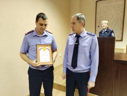 Генерал-майор юстиции Евгений Шаповалов поощрил следователя за патриотическое воспитание дочери