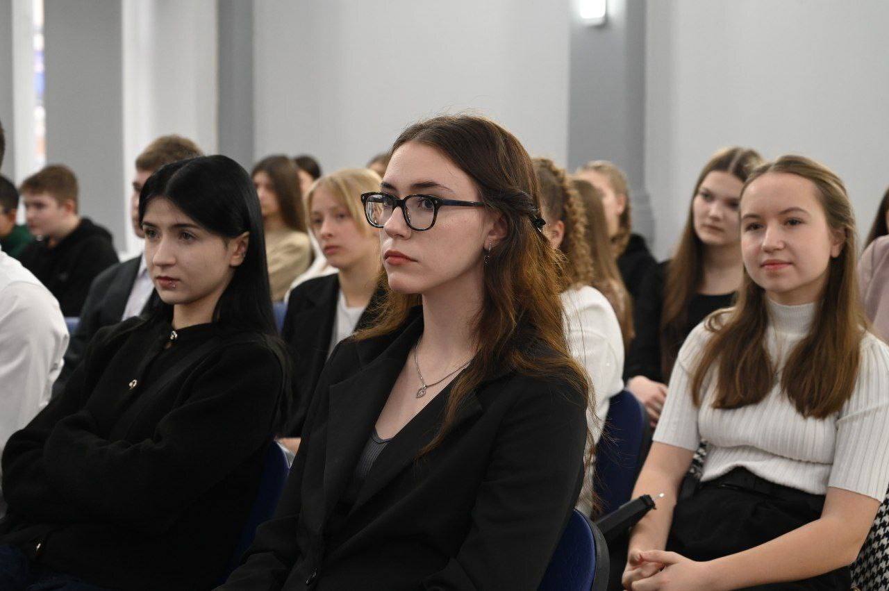 Дарья Донцова встретилась со школьниками Ельца Дарья Донцова встретилась со школьниками Ельца