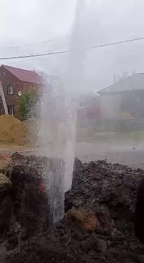 Фонтаны забили из труб в Чаплыгине