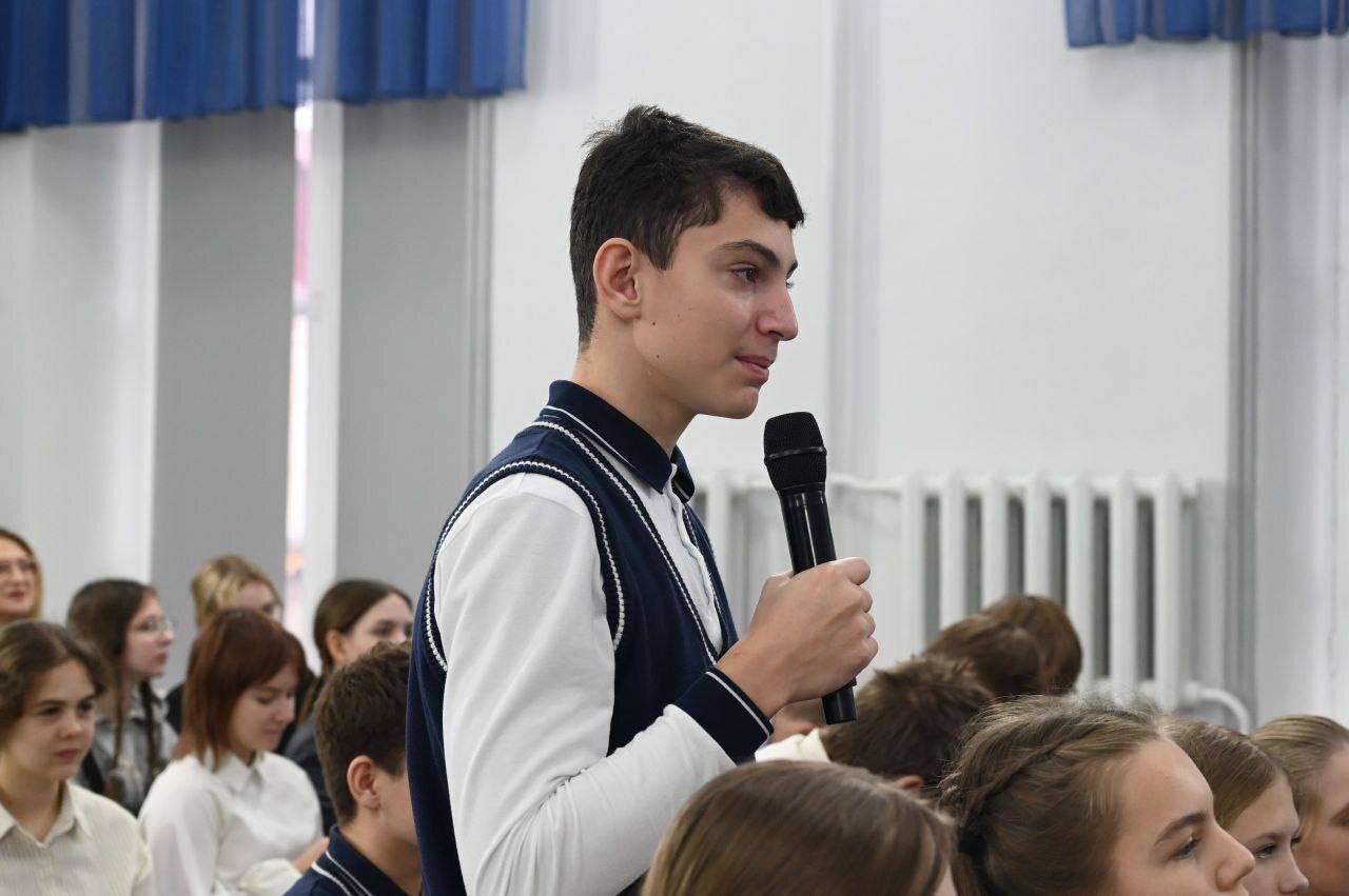 Дарья Донцова встретилась со школьниками Ельца Дарья Донцова встретилась со школьниками Ельца