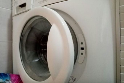 Можно ли оставлять постиранные вещи в стиральной машине: мифы и реальность