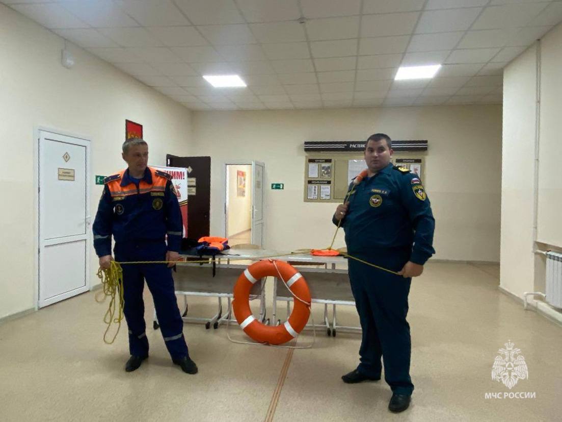 Безопасность на воде осенью: урок от сотрудников ГИМС в школе села Красное Безопасность на воде осенью: урок от сотрудников ГИМС в школе села Красное