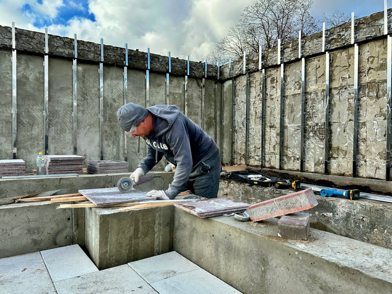 Роман Ченцов: Работы по капитальному ремонту мемориального комплекса на площади Героев продолжаются Роман Ченцов: Работы по капитальному ремонту мемориального комплекса на площади Героев продолжаются