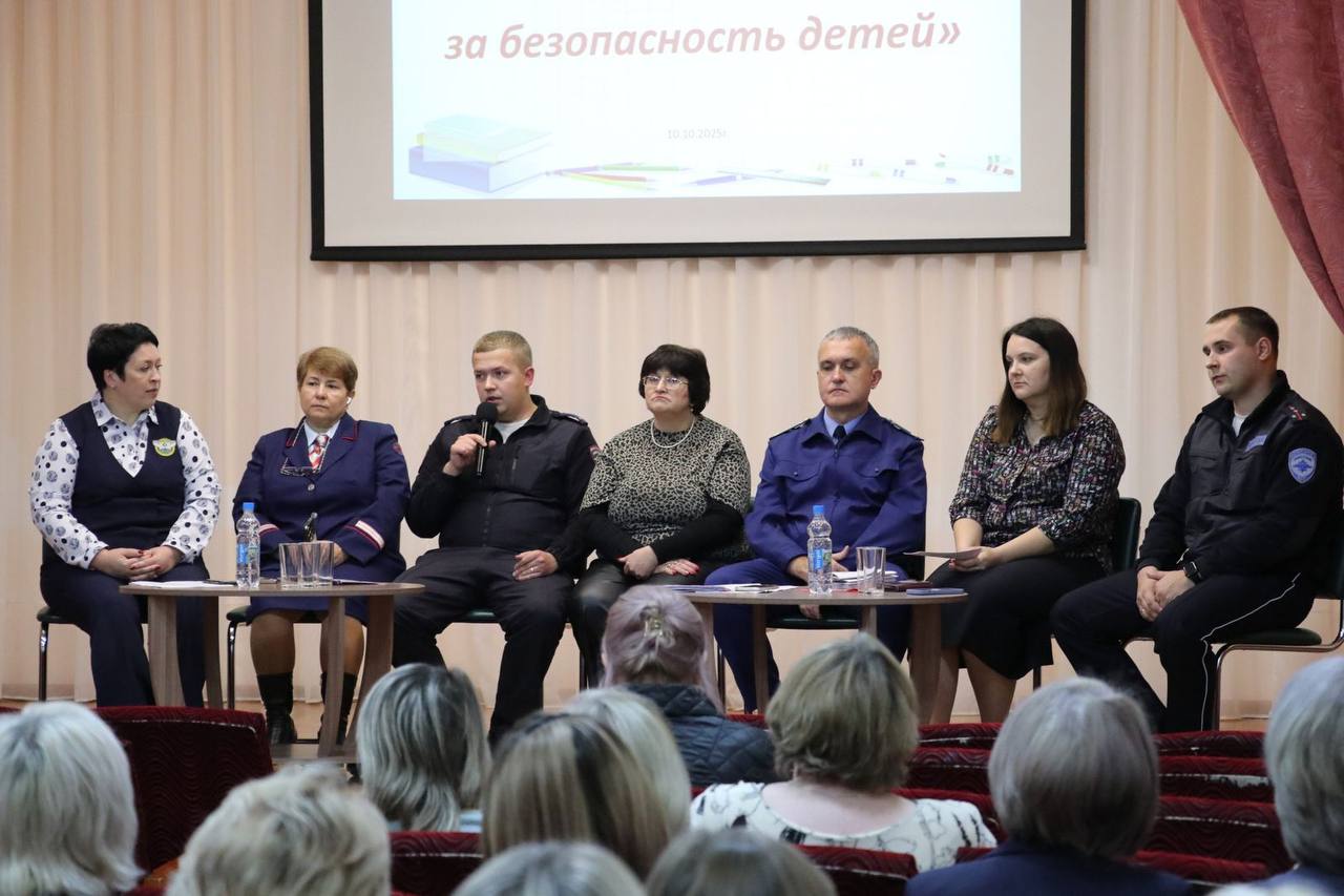 Представители Елецкого линейного отдела МВД России на транспорте приняли участие в общем собрании для родителей старшеклассников в Долгоруковском лицее Представители Елецкого линейного отдела МВД России на транспорте приняли участие в общем собрании для родителей старшеклассников в Долгоруковском лицее