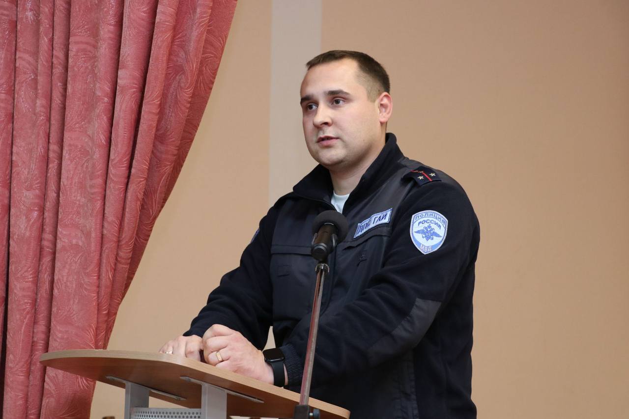 Представители Елецкого линейного отдела МВД России на транспорте приняли участие в общем собрании для родителей старшеклассников в Долгоруковском лицее Представители Елецкого линейного отдела МВД России на транспорте приняли участие в общем собрании для родителей старшеклассников в Долгоруковском лицее