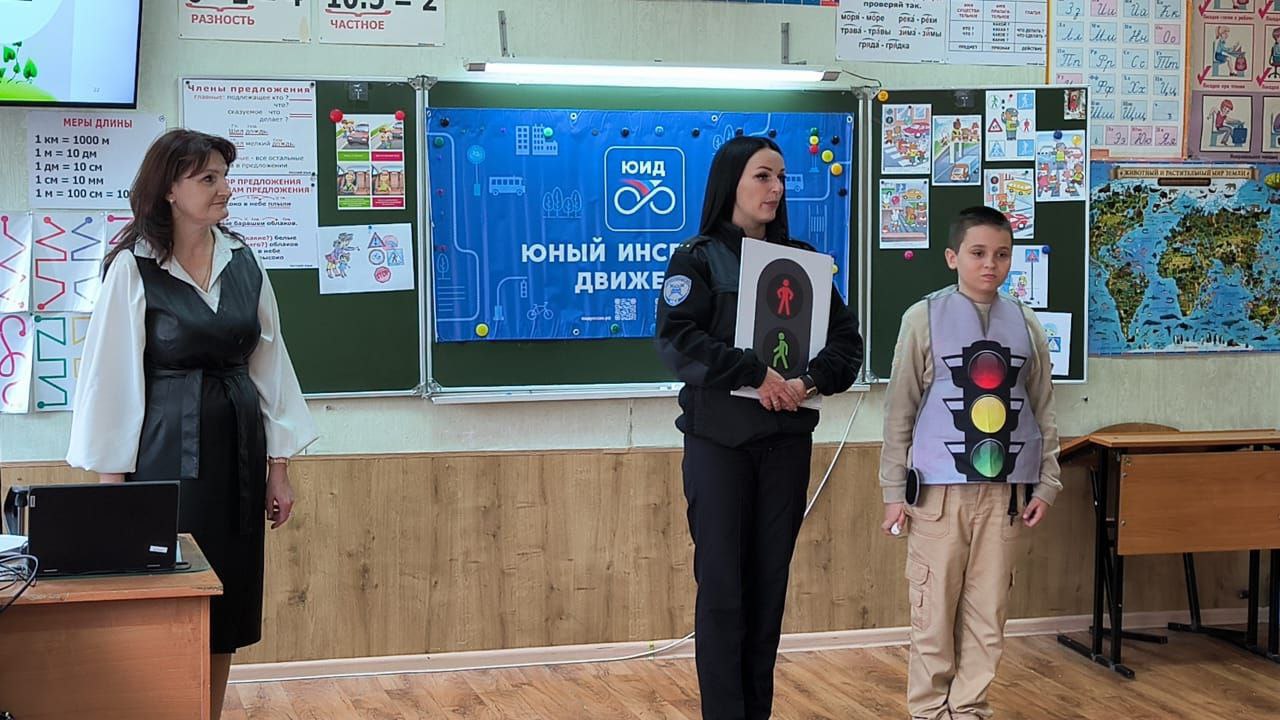 В Липецке прошло посвящение школьников в юные инспекторы движения В Липецке прошло посвящение школьников в юные инспекторы движения