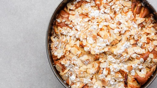 Без духовки и дорогих продуктов: «ленивый» пирог на сковороде будет нежным как облако