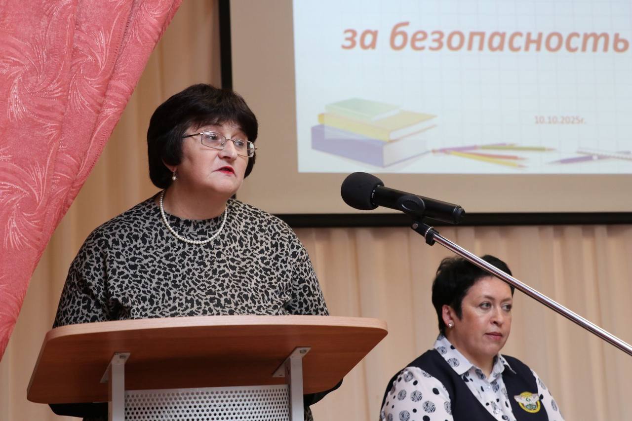 Представители Елецкого линейного отдела МВД России на транспорте приняли участие в общем собрании для родителей старшеклассников в Долгоруковском лицее Представители Елецкого линейного отдела МВД России на транспорте приняли участие в общем собрании для родителей старшеклассников в Долгоруковском лицее