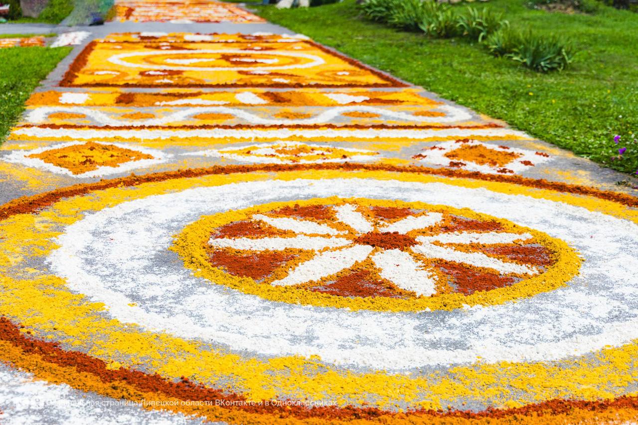 Волченская художница, которая рисует песком на земле, победила в международном конкурсе Волченская художница, которая рисует песком на земле, победила в международном конкурсе