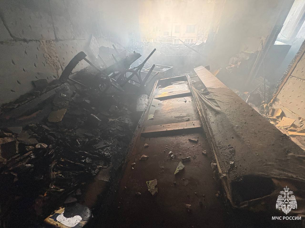 Из горящего дома в Ельце эвакуировали десять человек Из горящего дома в Ельце эвакуировали десять человек