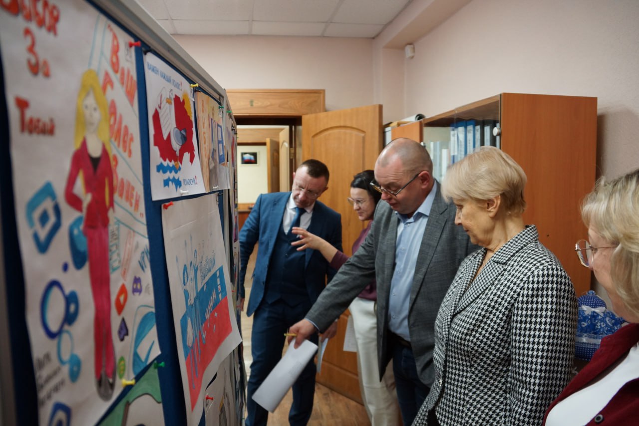 В Избирательной комиссии Магаданской области на заседании конкурсной комиссии были подведены итоги конкурса творческих работ среди молодежи, посвященного выборам на территории региона В Избирательной комиссии Магаданской области на заседании конкурсной комиссии были подведены итоги конкурса творческих работ среди молодежи, посвященного выборам на территории региона