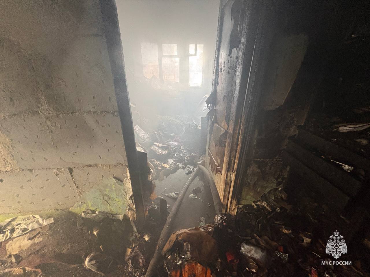 Из горящего дома в Ельце эвакуировали десять человек Из горящего дома в Ельце эвакуировали десять человек