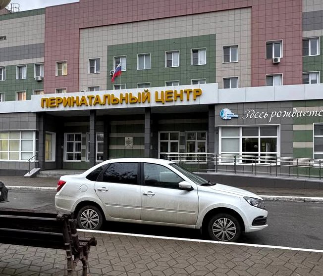 Роды в легковом автомобиле приняли медики областного перинатального центра