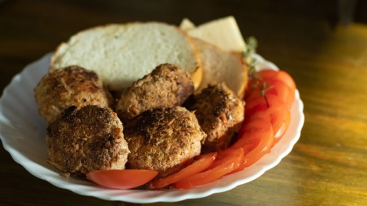 Вместо лука и картофеля: вот что добавляют в котлеты для сочности на Кавказе