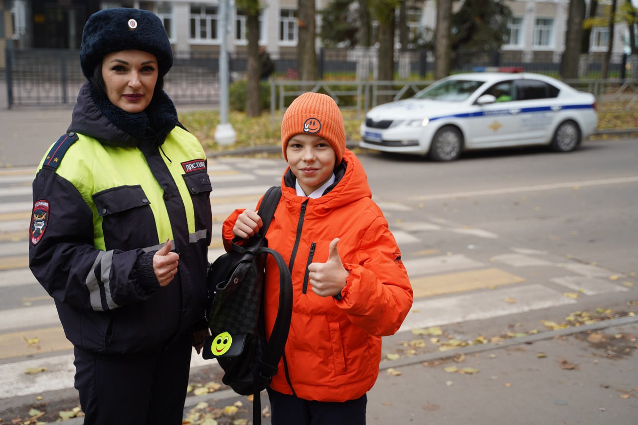 В Липецке автоинспекторы и общественники вручили школьникам «светоотражающие сувениры» В Липецке автоинспекторы и общественники вручили школьникам «светоотражающие сувениры»