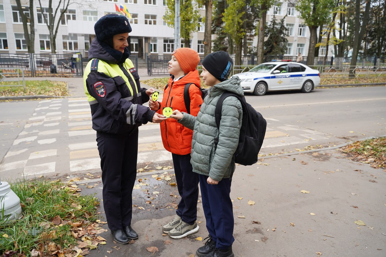 В Липецке автоинспекторы и общественники вручили школьникам «светоотражающие сувениры» В Липецке автоинспекторы и общественники вручили школьникам «светоотражающие сувениры»