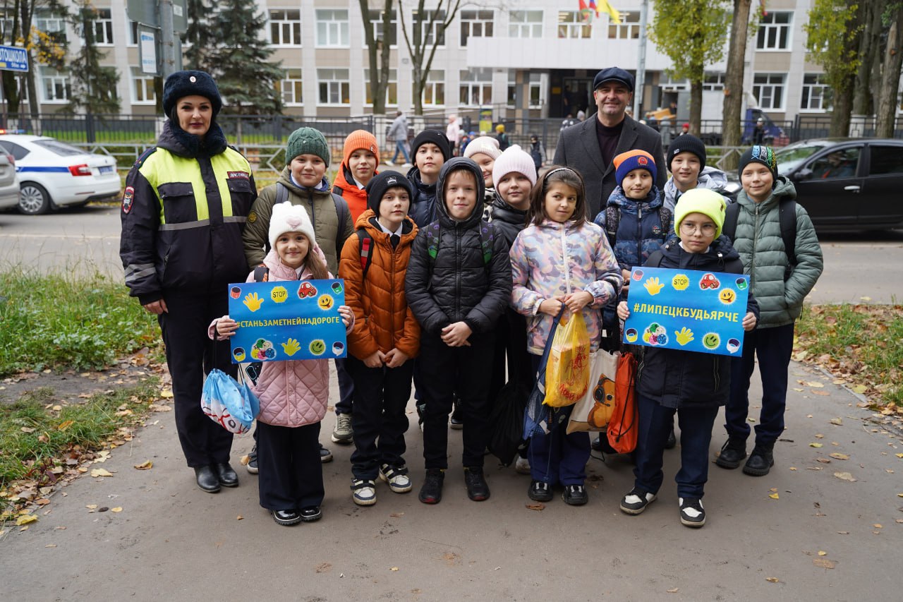 В Липецке автоинспекторы и общественники вручили школьникам «светоотражающие сувениры» В Липецке автоинспекторы и общественники вручили школьникам «светоотражающие сувениры»