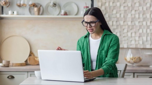 Хватит лечить витаминами уставшие от экрана глаза: врач назвала эффективные средства